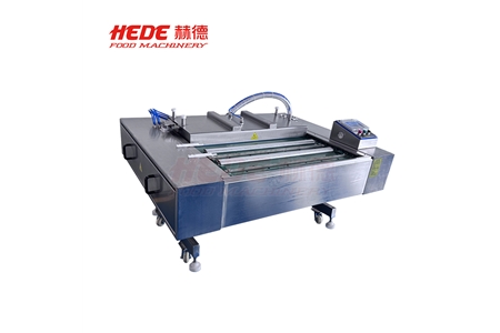 Rolling vacuum packaging machine